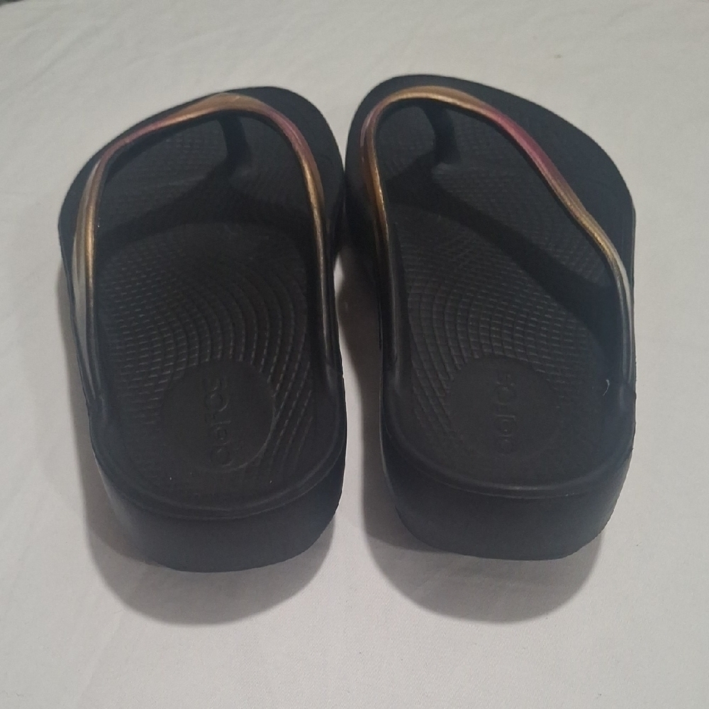 OOFOS Black and Gold Women's Sandals Size 8 - Picture 4 of 9